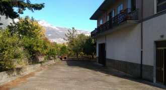 casa autonoma con corte antistante e garage