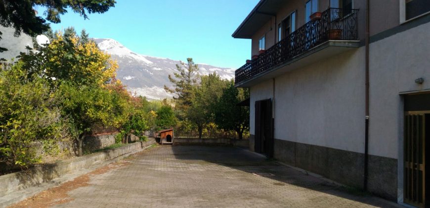 casa autonoma con corte antistante e garage